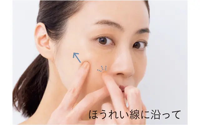 人さし指と中指をチョキの形にしてほうれい線を開く。反対の手の中指でシワに沿ってトントンと美容液をつける。