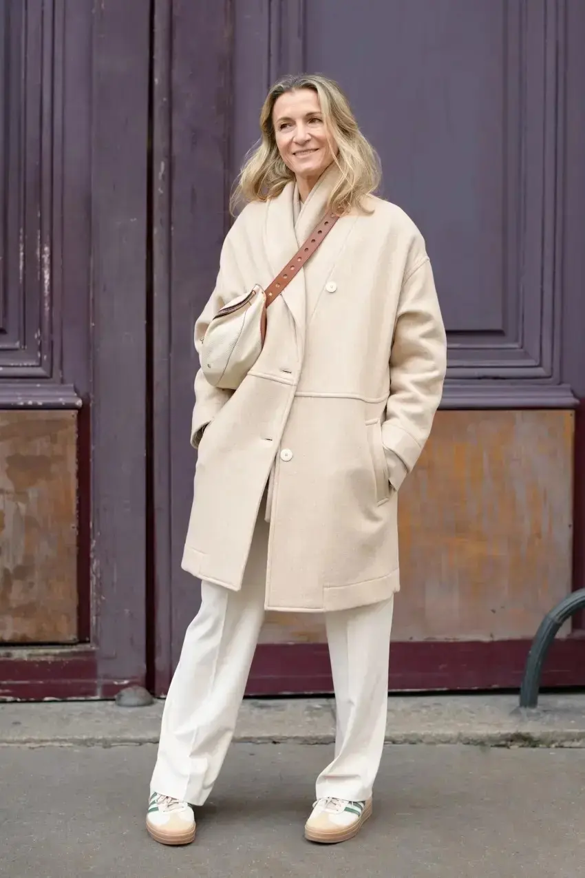 白スニーカー×ベージュトーンで洗練を極める！カジュアル上手なパリマダムのスニーカーコーデ【パリのおしゃれマダムSNAP vol.2】