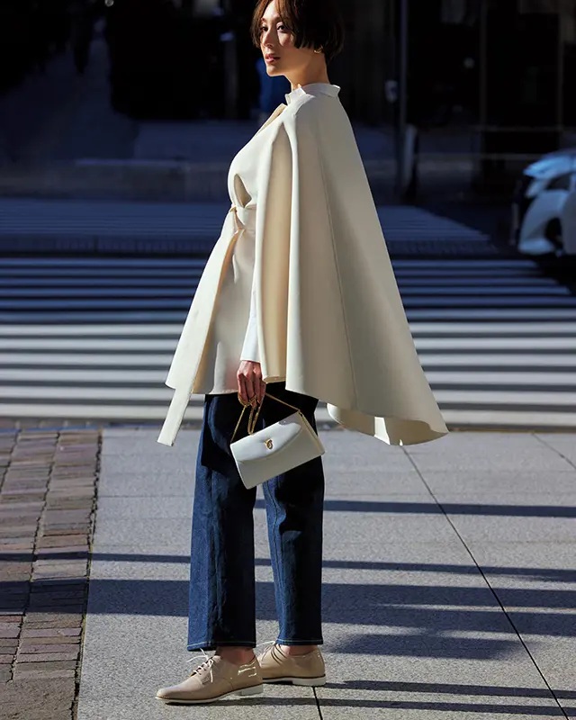 マニッシュなレースアップ靴はツヤありベージュでしゃれ感UP