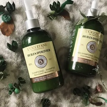 ロクシタン「ファイブハーブス リペアリングシャンプー」（500ml 4,180円） 「ファイブハーブス リペアリングコンディショナー」（500ml 4,840円）