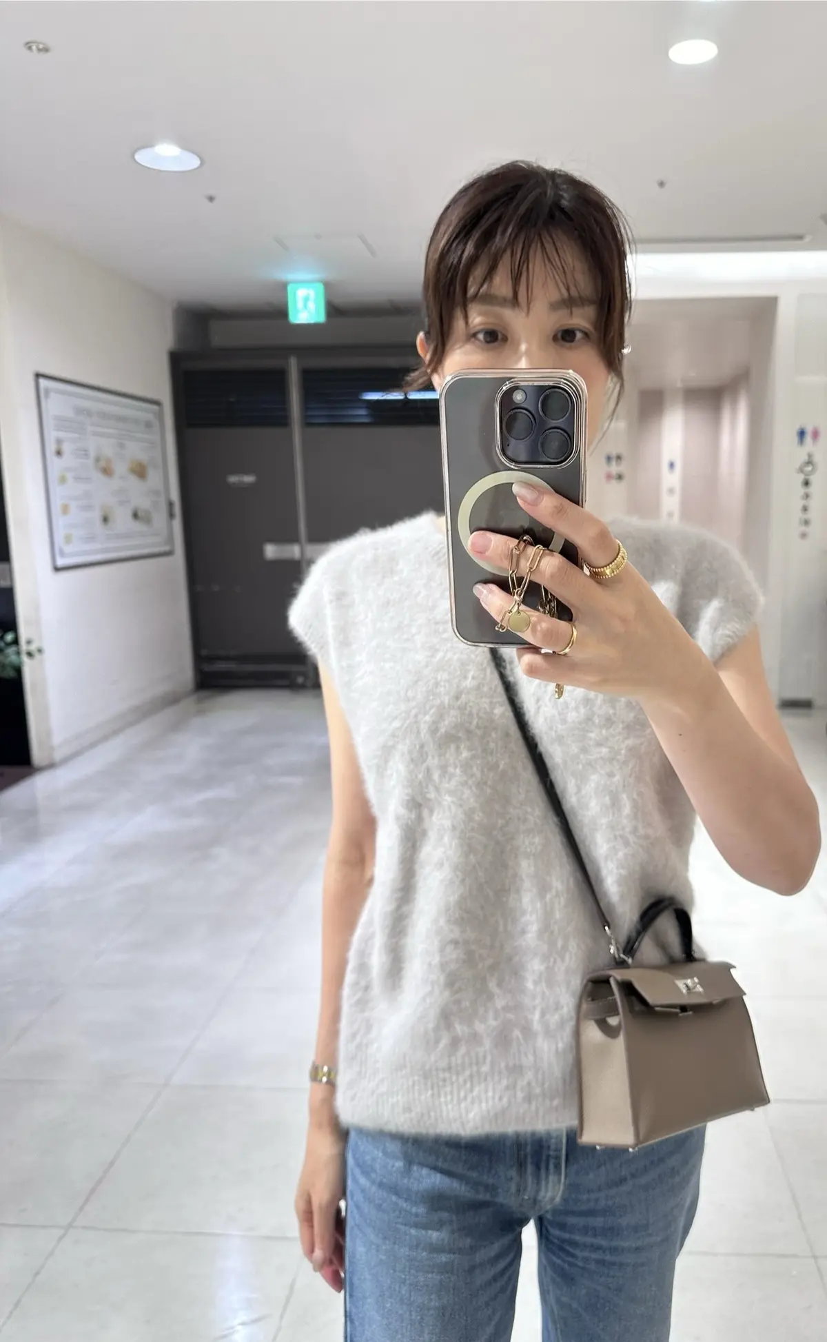 秋の先取りニットベストコーデの画像_2