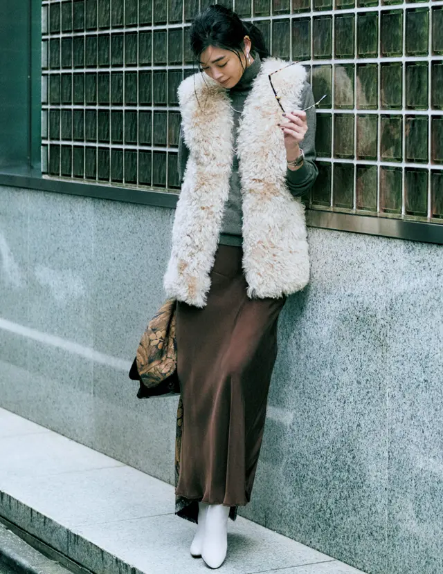 冬ならではの暖素材にしなやかなツヤ感をプラス スカート￥42,000／アパルトモン 青山店（シャイナモート）