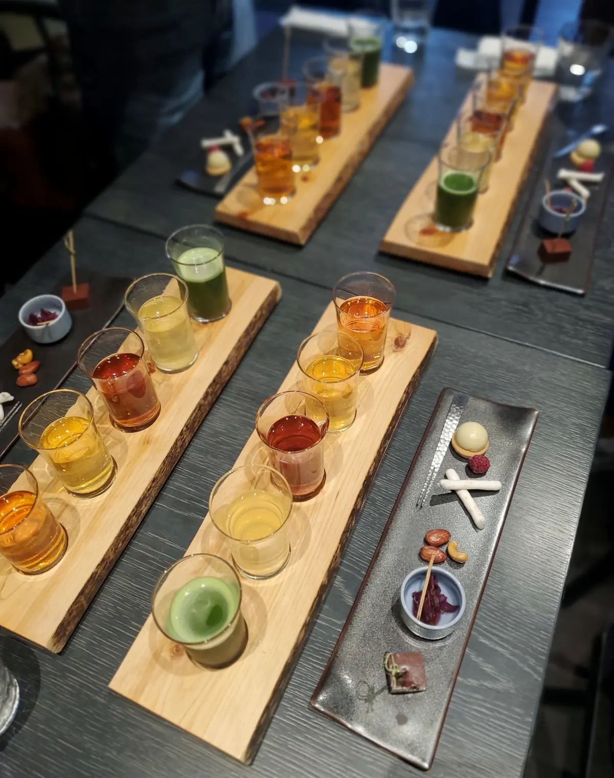 看板メニューの「茶詠み」4セット並ぶと圧巻！