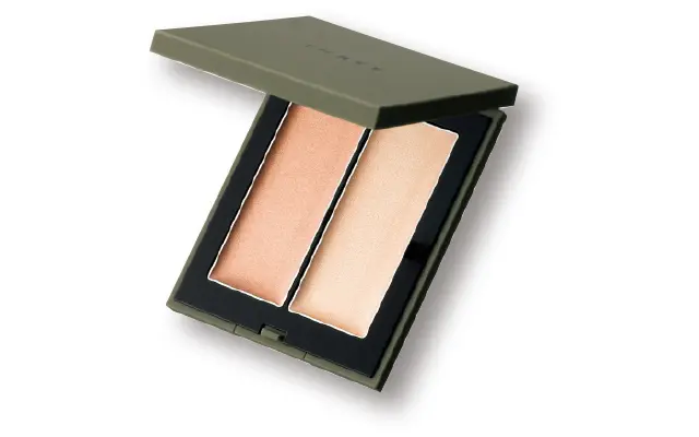 肌にのばすとパウダリーに変化