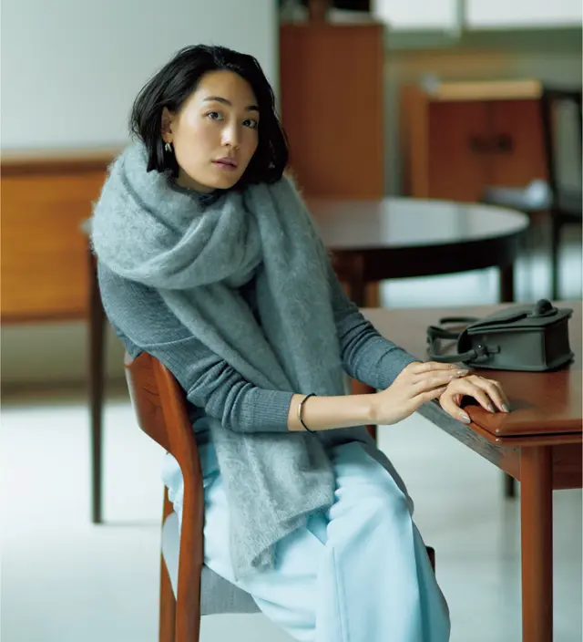 ピタピタニットはストールでカムフラージュ！【ニットをもっと素敵に見せるワザ4】