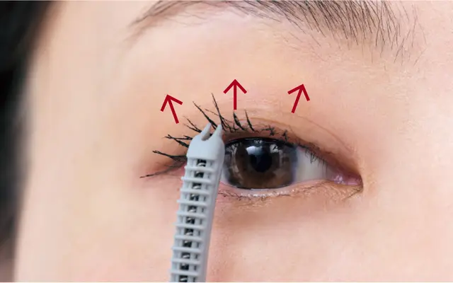 重い束感はほぐして まつ毛の向きを整える