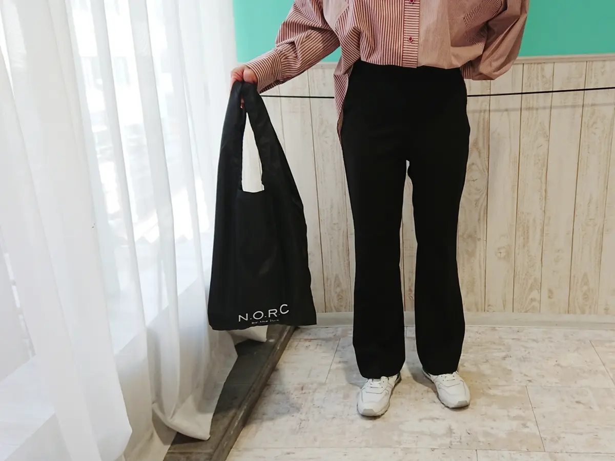 黒いショッパーバッグ