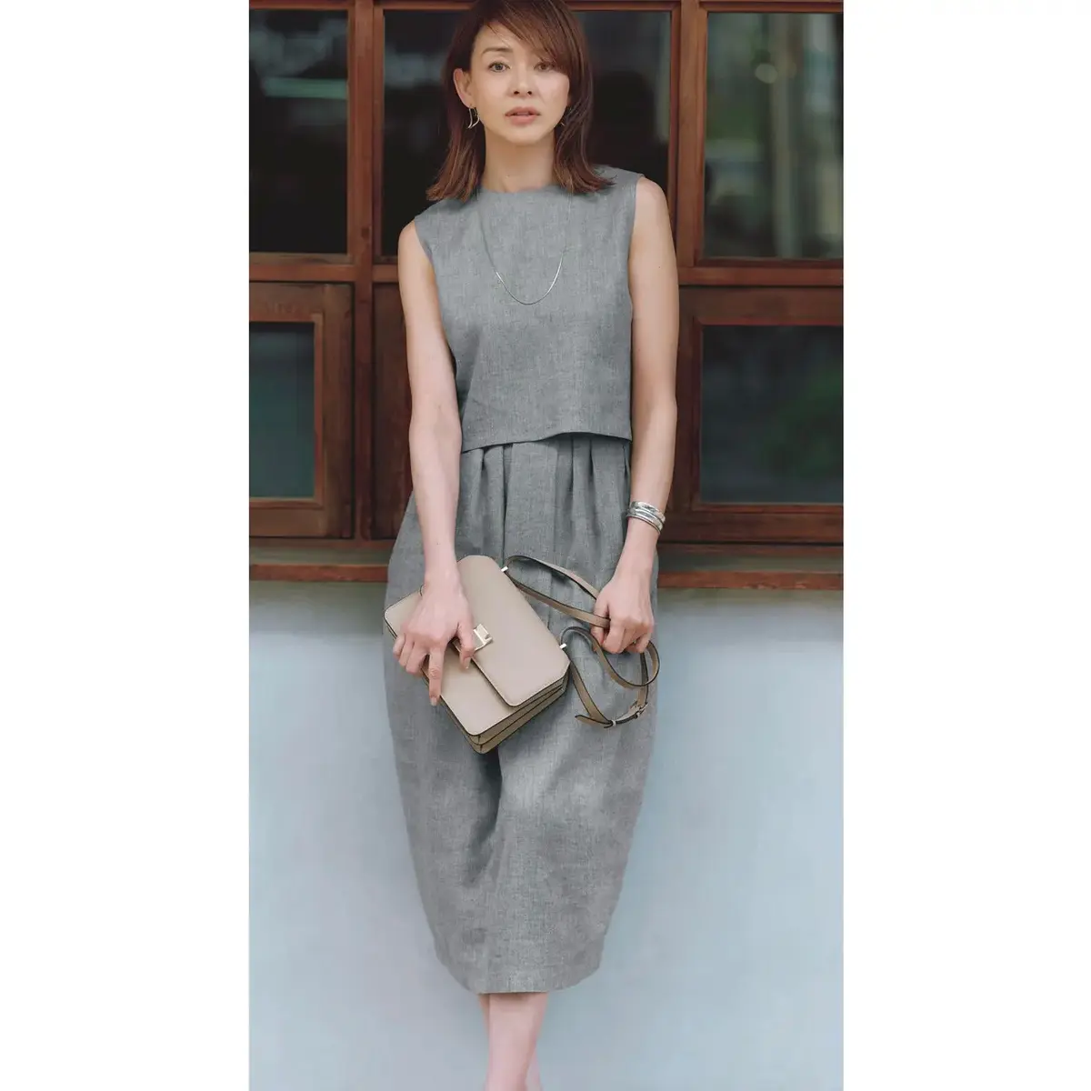 夏の通勤コーデは、オールグレーで涼しげ＆スタイリッシュに仕上げる。