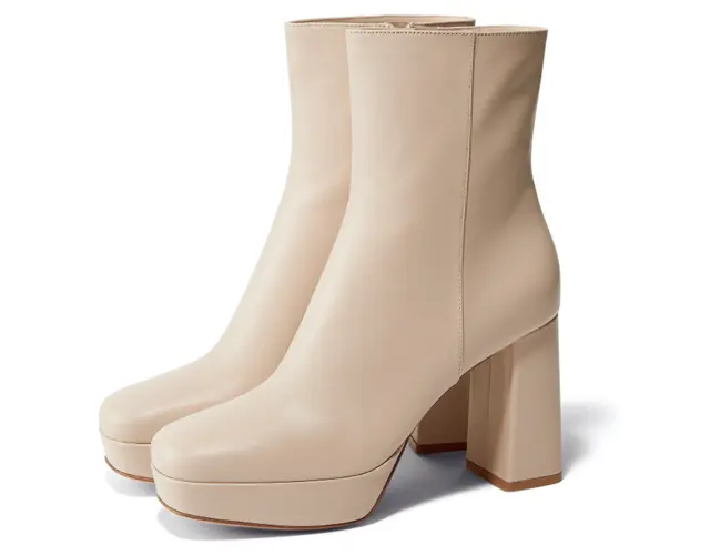 【Gianvito Rossi（ジャンヴィト ロッシ）】柔らかな発色のオフホワイトで足もとにレディな存在感を