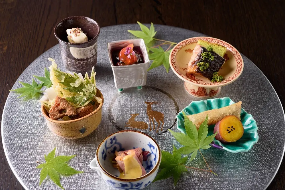 八寸にお目見えする奈良漬とフォアグラの春巻き、オマール海老を使った贅沢な飛鳥鍋など、シグネチャーな味もさまざまに登場