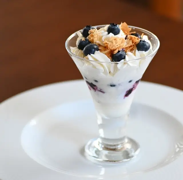 お菓子作り　ブルーベリーパフェ