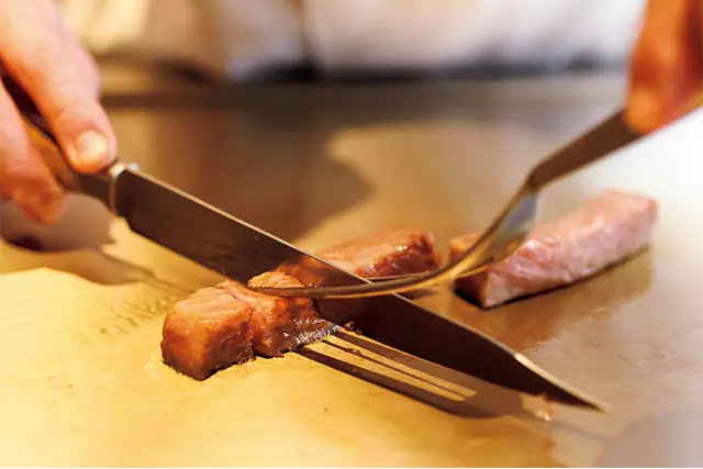 鉄板焼きのボリュームは女 性向きで、おいしいものを少しずついただける。