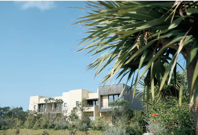 約1㎞にわたる海岸沿いに低層階のヴィラが立ち並ぶ　