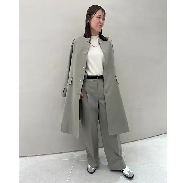 上品なグレーのセットアップで、コートスタイルを軽やかに