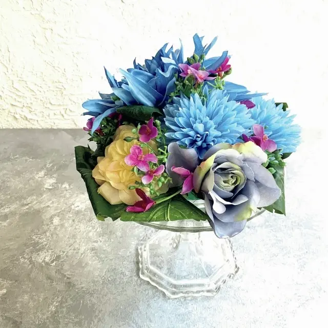 夏はガラス器に、 冬はファーを 巻いて飾りつけ