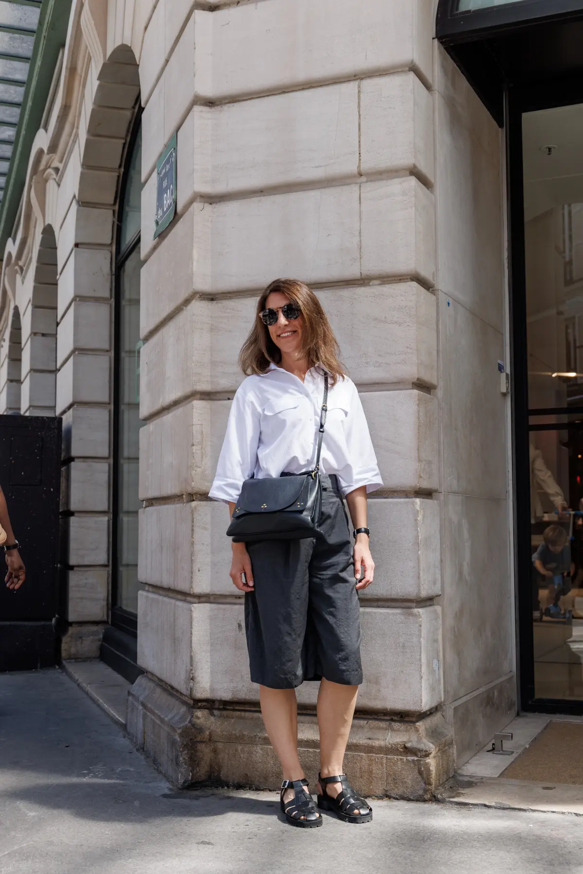 モノトーンのショートパンツ姿がシックなアルメルの着こなし