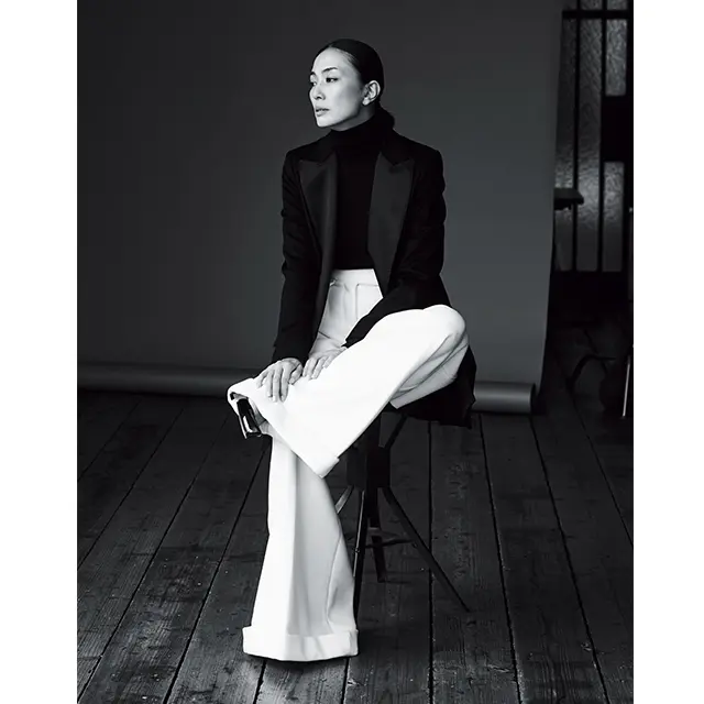 板谷さんのたたずまいや生き方のよう  に、削ぎ落とされたミニマムなスタイ  ルが美しい。