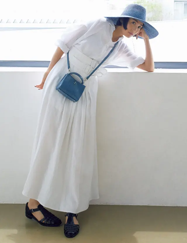 今夏の最旬サンダルは品格きわだつ黒を選ぶ