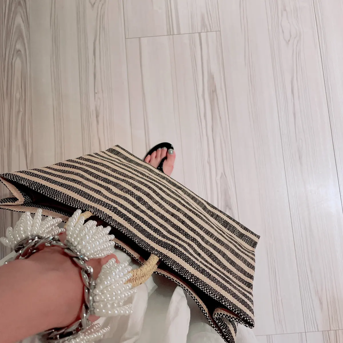 白ビーズのアクセサリーとカゴバック