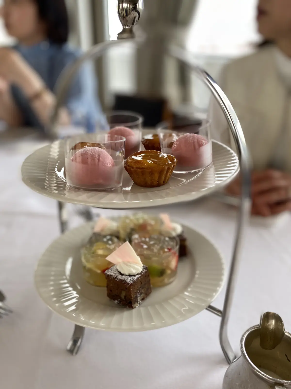 ティースタンドに盛られた美しいデザート