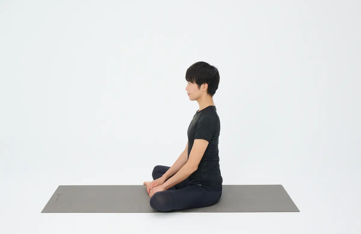 OurAge×Webエクラ　   １. あぐらをかいて座る