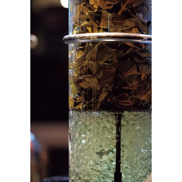 店内に蒸留器を設置。現在、160種類以上のハーバルウォーターをストックしているそう。