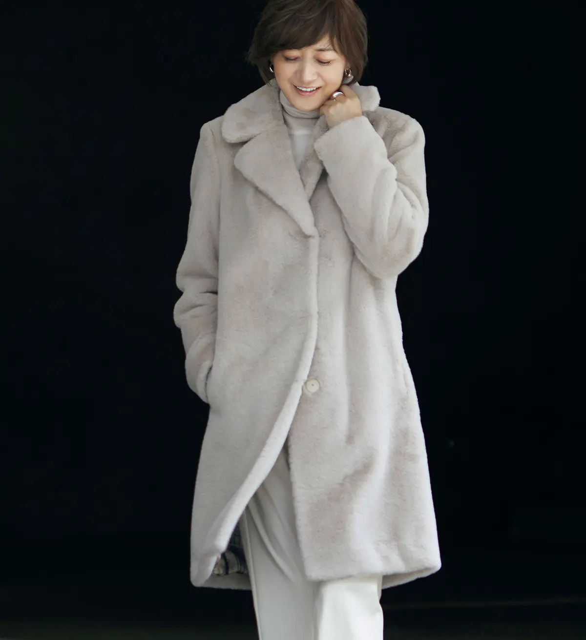 うっとりするほどなめらかなファーをくすみエクリュでモダンなムードに