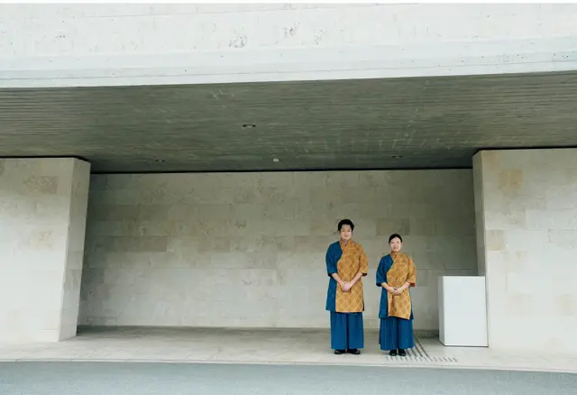 モダンな琉球衣装のスタッフがお出迎え