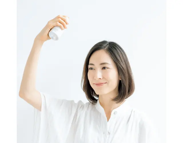 UVスプレーを頭頂部中心に吹きつける