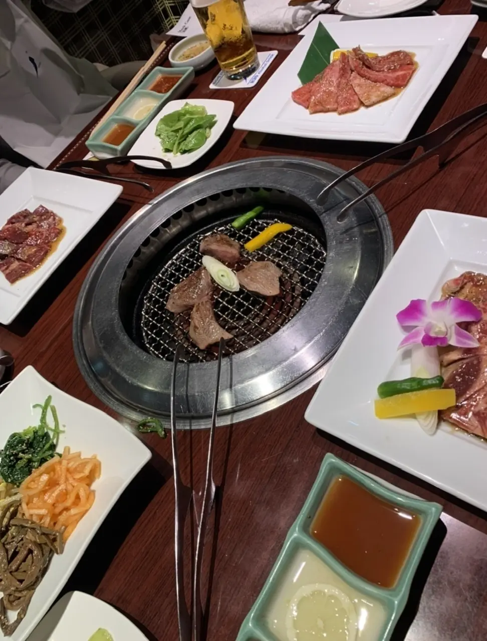 焼肉を囲んで家族団らん
