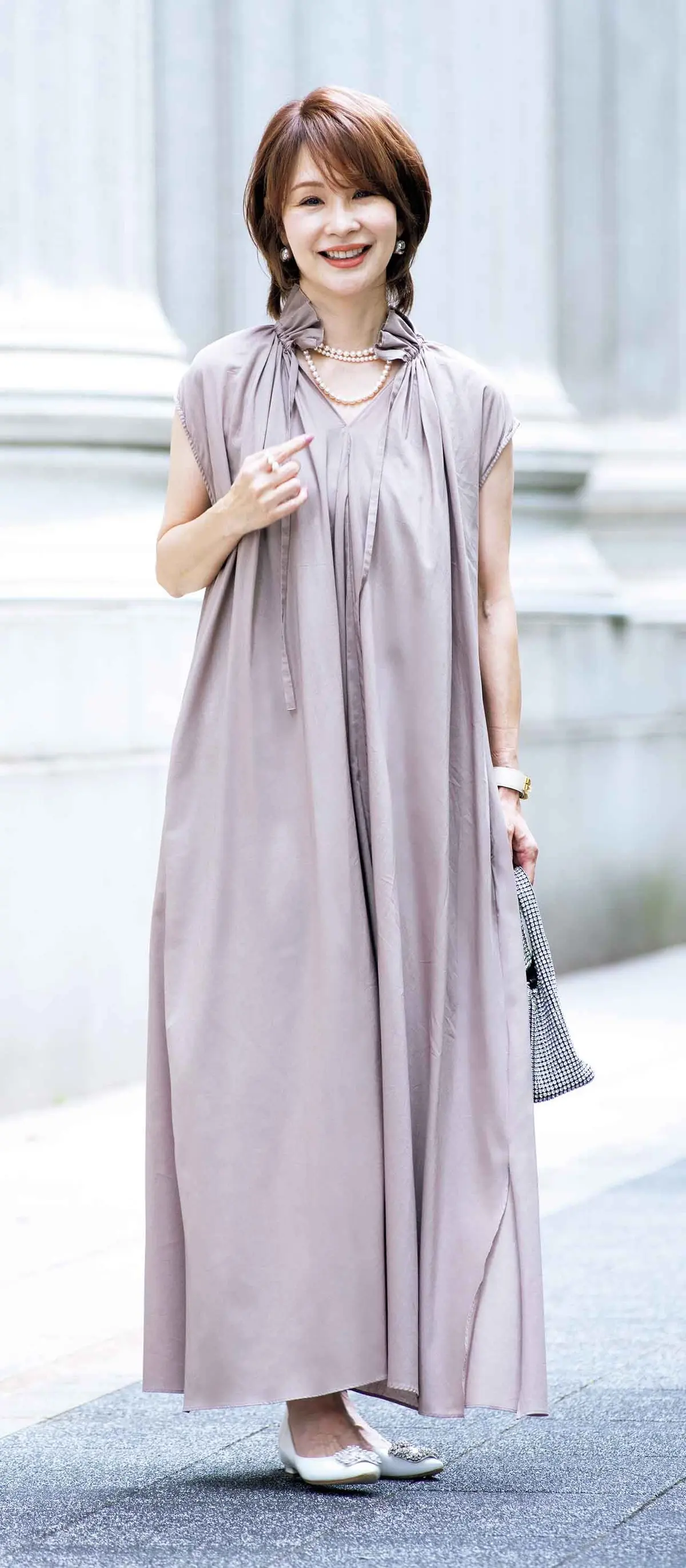 夏のワンピーススタイルを パールとビジューで格上げ