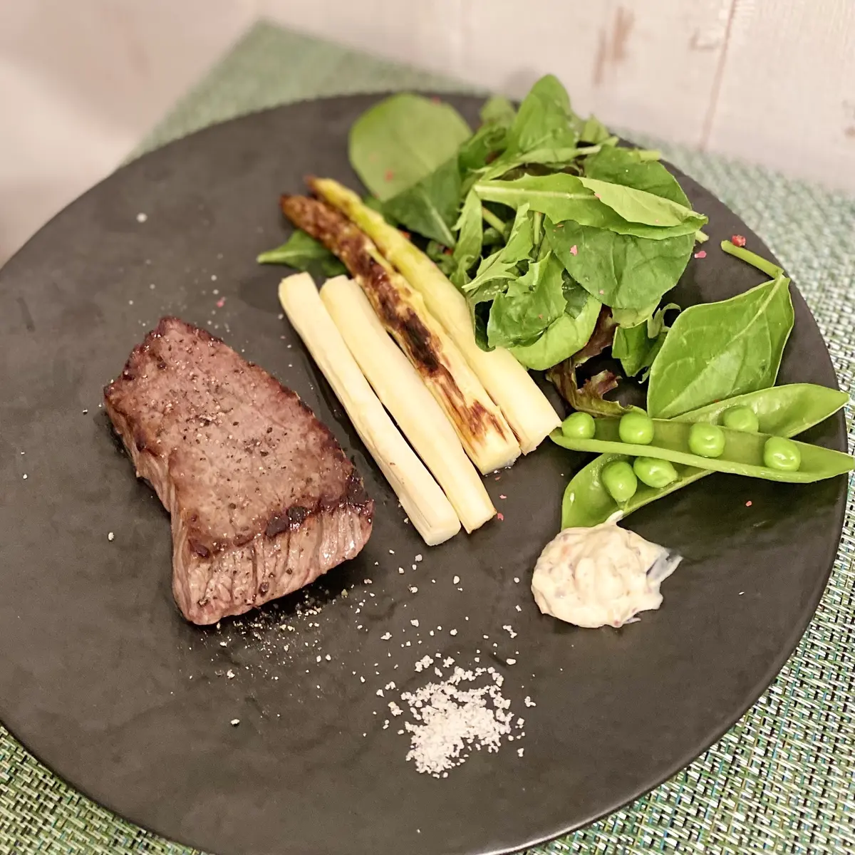 【牛ステーキ・ホワイトアスパラのグリル添え】