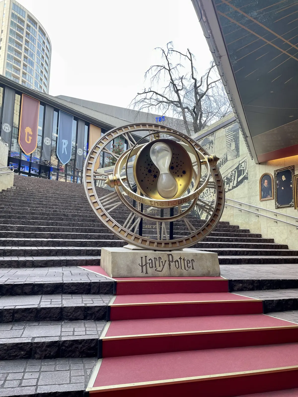TBS、赤坂ACTシアター、ハリー・ポッターと呪いの子、舞台、時間時計、モニュメント、オブジェ、赤ジュータン。