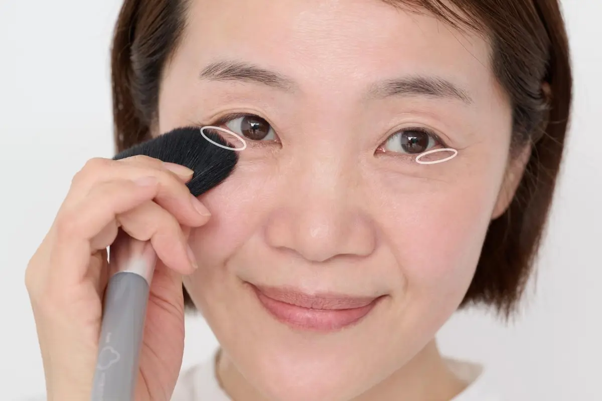 OurAge×Webエクラ 40代50代 若返りメイクテク フェイスパウダー塗り方 目の下のきわにフェイスパウダーをのせて、メイクのにじみを防ぐ