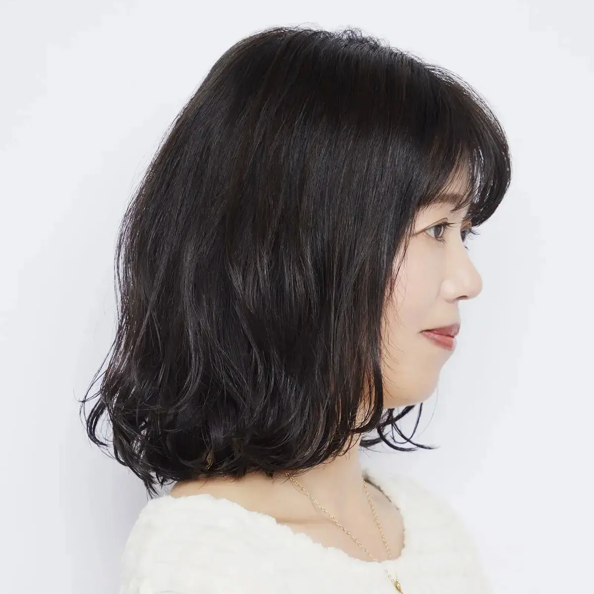 華やかパーマでマンネリ感のあるミディアムヘアから抜け出す