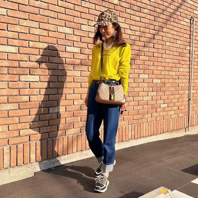 イエロー効かせのデニム＆スニーカーコーデの画像_6