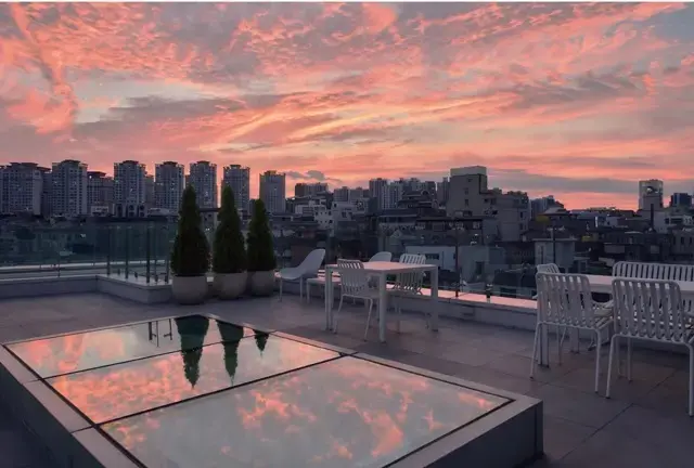 韓国ドラマのワンシーンみたいなルーフトップ。フォトスポットとしても人気のスペース スパ利用者が利用できるルーフトップスペース。南山タワーや江南のビル群を一望でき、サンセットや夜景も圧巻！