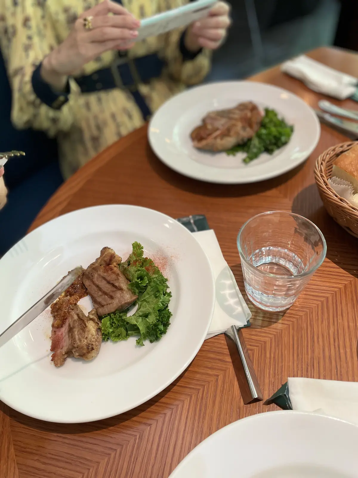 レストラン、TWELVE GADENS BAR & GRILL、トゥエルブ ガーデンズ バー アンド グリル、女子会、ランチ、ランチ会、ソファ席、シート席、室内、サーモン、豚肉、豚ロース、パン、ワンピースコーデ、春服、秋服、秋、秋コーデ、春服コーデ、秋服コーデ、春コーデ、長袖、テーブル席、イタリアン、アメリカン、イタリア料理