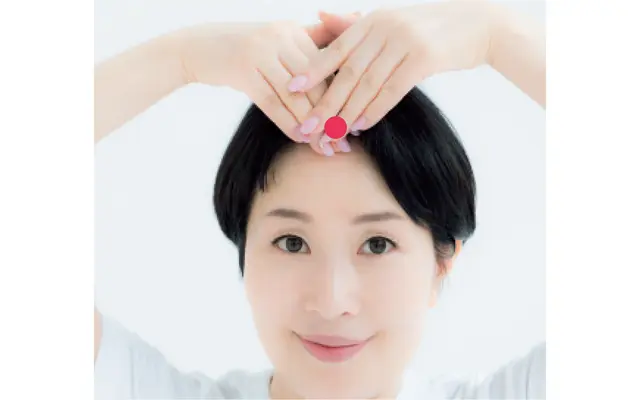 もうひとつのツボ、額中央を最後にプッシュ