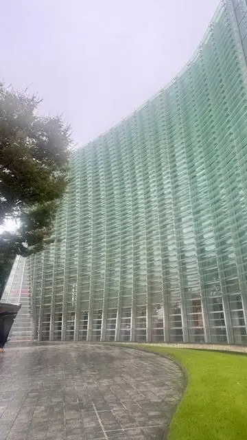 建築家・黒川紀章氏が手がけた国立新美術館。