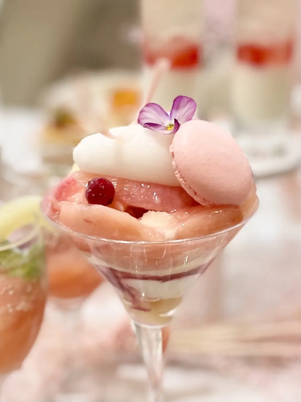 表参道、HAUTE COUTURE CAFE表参道、HAUTE COUTURE CAFE、オートクチュールカフェ、ピーチアフタヌーンティー、桃のアフタヌーンティー、桃パフェ、パフェ、ピンク、ピンクのワンピース、ワンピース、ノースリーブワンピース、ワンピースコーデ、ロングヘア、黒髪、可愛いアフタヌーンティー、美味しいアフタヌーンティー、豪華なアフタヌーンティー、お花の世界、店内、スイートピー、かすみそう、霞草、かすみ草、スイーツ、ムラングシャンティ―、マンゴー、パッション、生クリーム、クリーム、花びら、バラ、バラの花、バラの花びら、可愛い、桃、ピーチ、桃パフェ、ピーチパフェ、パフェ、ライチ、ソルベ、アイス、