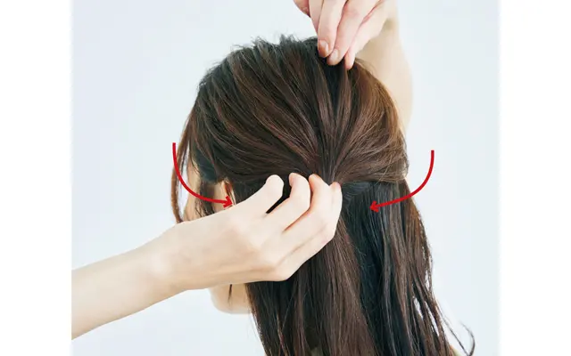 《3》1のハーフアップと、2のねじり毛束をヘアクリップで一緒にとめ、ラフな雰囲気に。