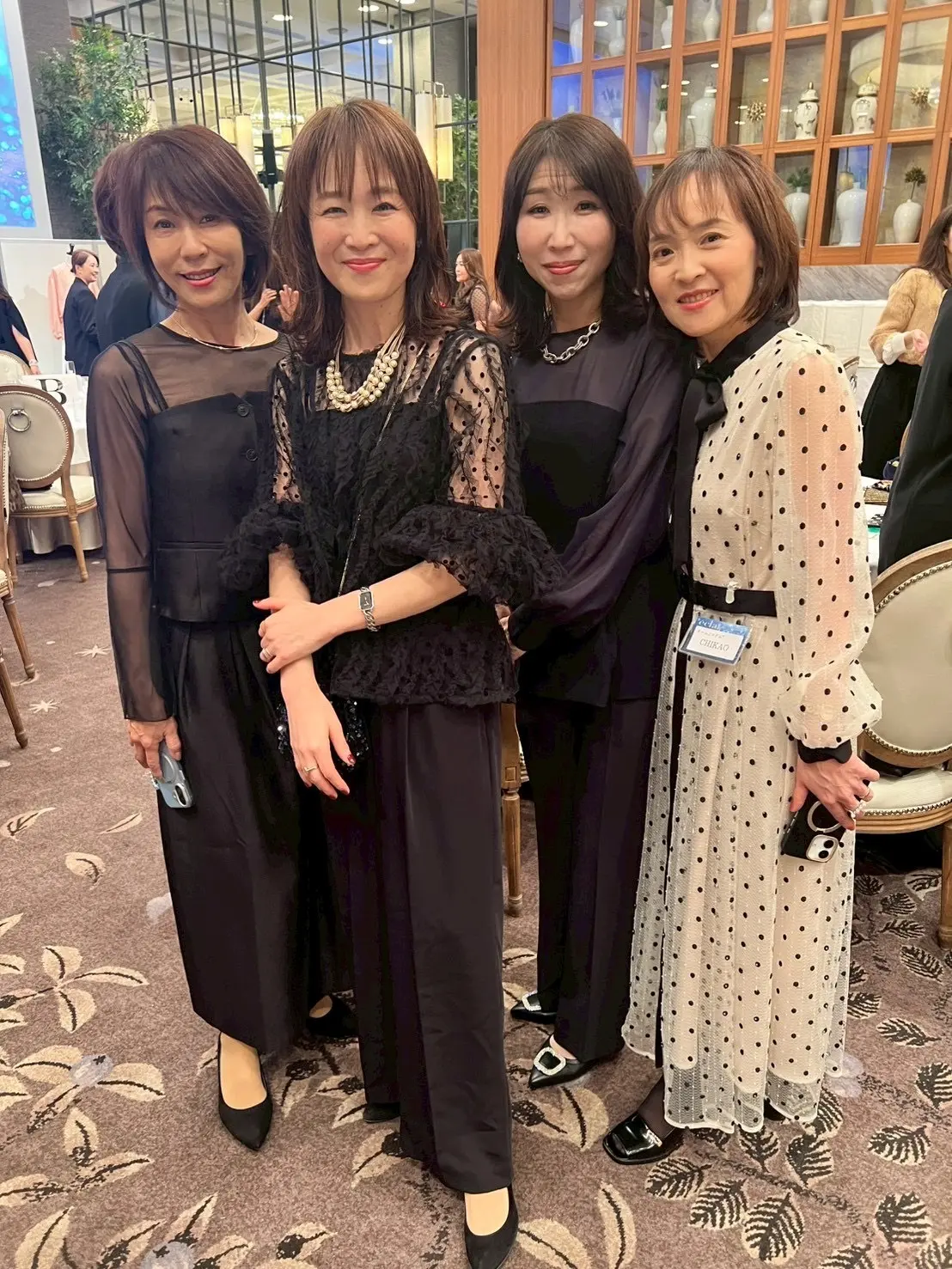 パーティーの装いの4人の女性