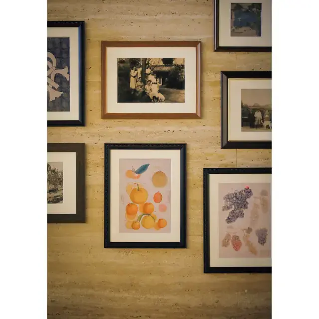 ロビーには、立花家の家族写真や14代が農事試験場で品種改良に携わった柑橘類の絵などの資料が展示されていて、興味深い