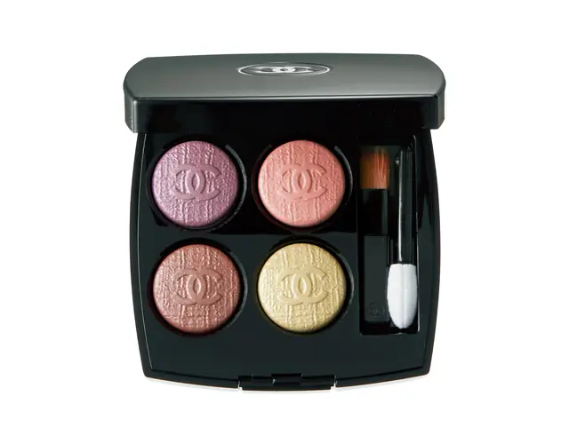 レ キャトル オンブル68（限定色）¥9,020／シャネル