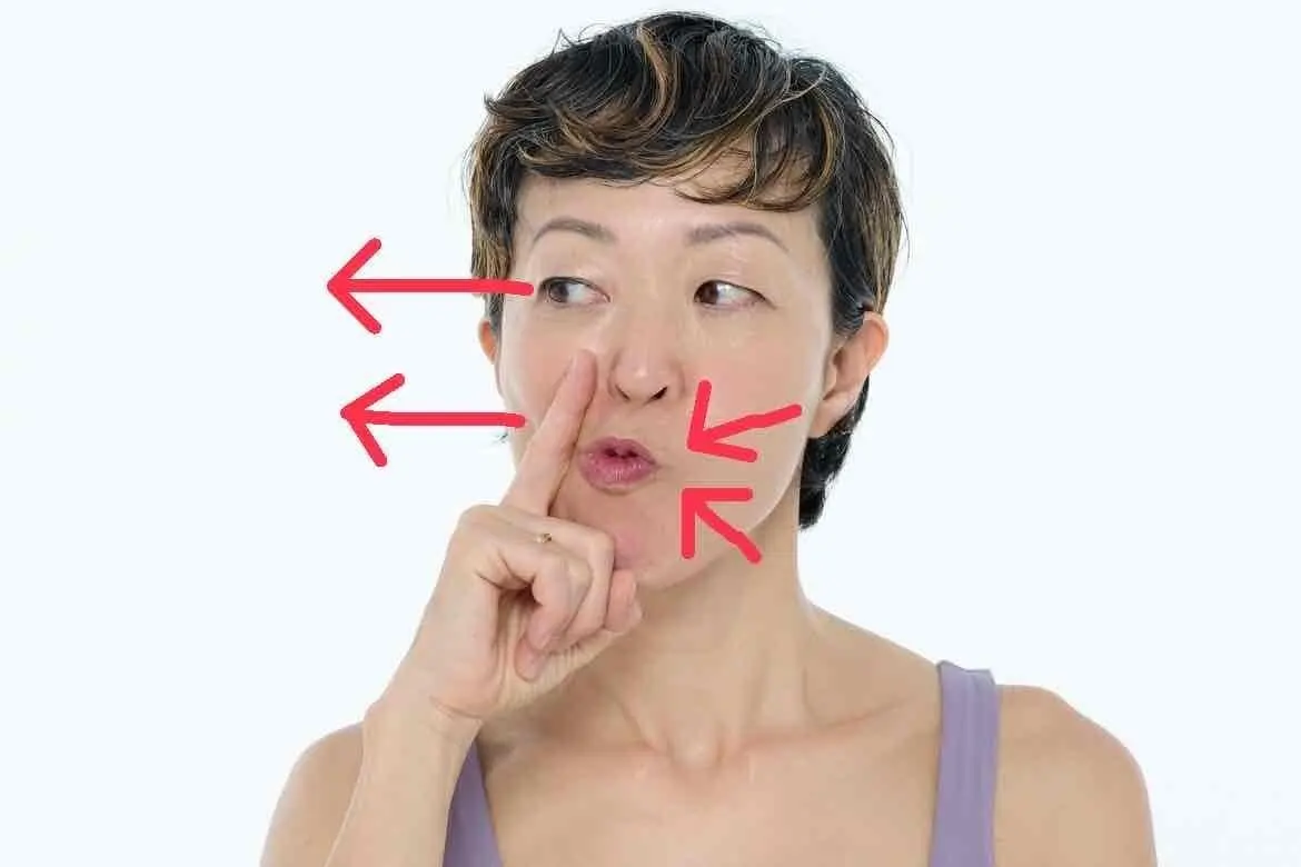 OurAge×Webエクラ 贅肉をとる顔ストレッチ 頰の右側、ほうれい線が出るラインに人差し指を当て、優しく横方向へ引っ張る