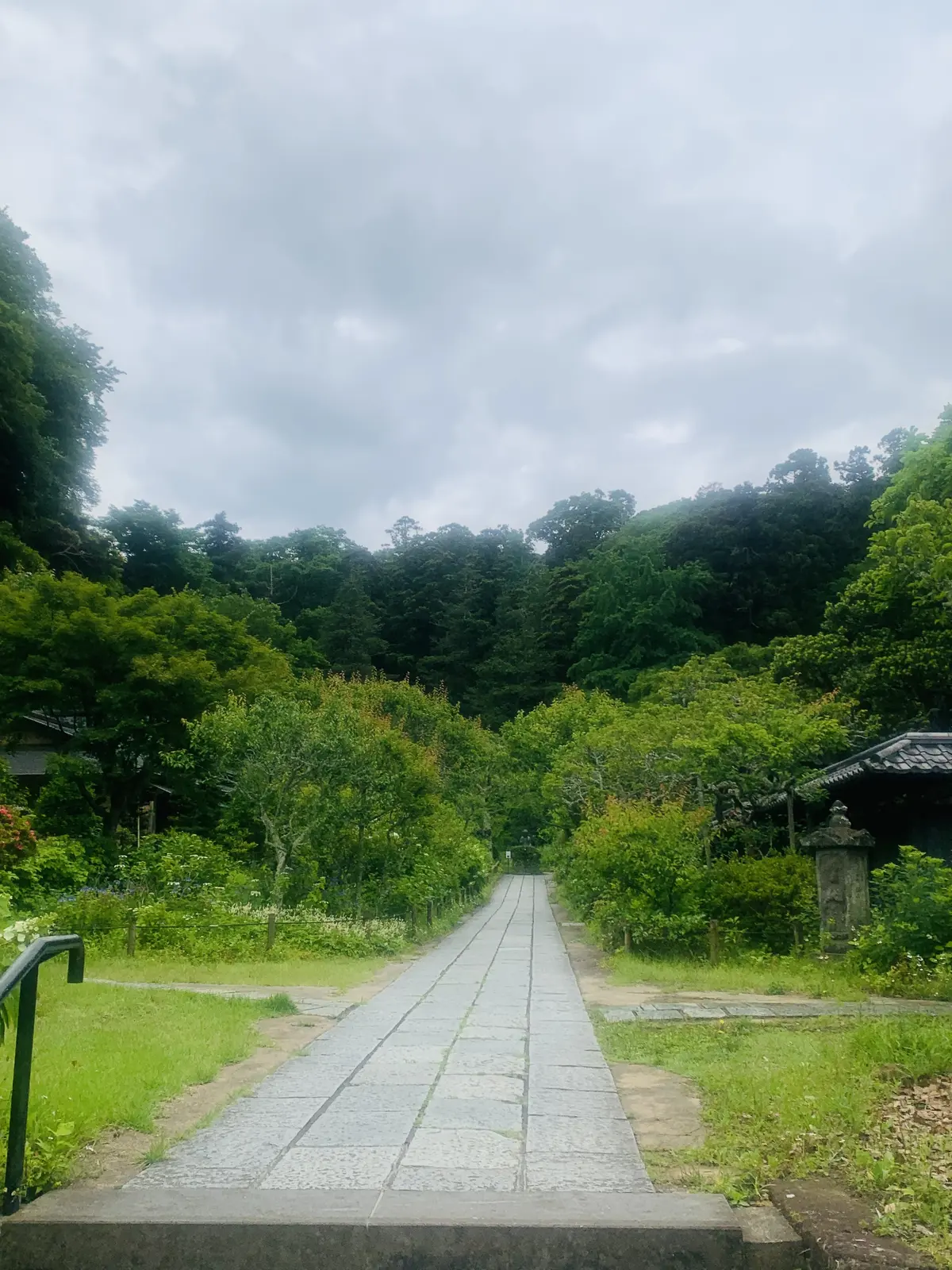 東慶寺の静かな趣の境内