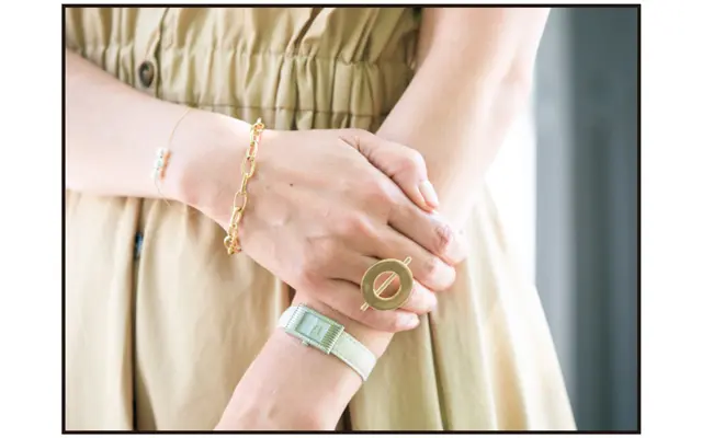 ワンピースのベージュに上品に映えるジュエリー