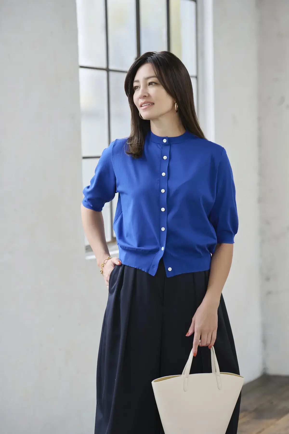 【50代 ファッション】50代をきれいに見せる「E by éclat」のヒット名品で、品よく華やかな初夏スタイルに