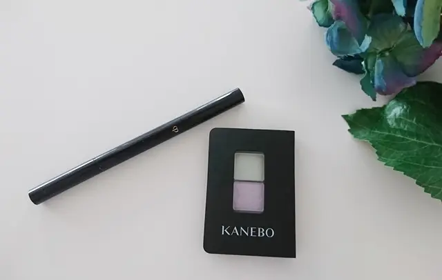 リップライナーとアイシャドウ